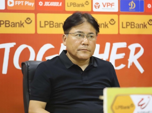 HLV Hà Nội FC bất bình vì trọng tài V-League quên luật
