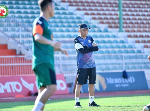 HLV Bùi Đoàn Quang Huy nhập viện ngay trước trận đấu