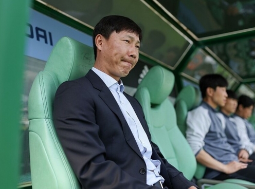 HLV Kim Sang Sik gặp khó khăn ở trận đấu ra mắt ĐT Việt Nam
