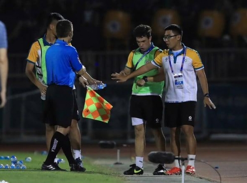 Trọng tài V-League gây tranh cãi lớn vì quên luật