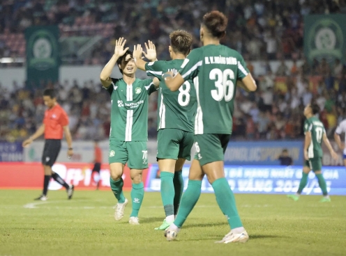 Công Phượng lại 'gây sốt' dù sút hỏng penalty