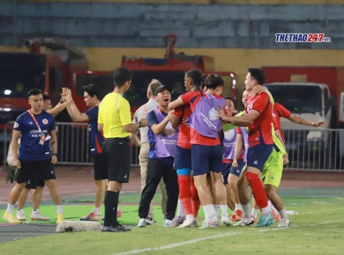 Trực tiếp CAHN 2-1 Buriram United: Theerathon phạm lỗi với Quang Hải