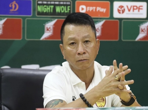 HLV Văn Sỹ Sơn chỉ thẳng đội xuống hạng ở V-League
