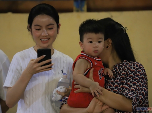 Vợ con Quang Hải chiếm trọn 'spotlight' trong ngày chồng thi đấu rực sáng