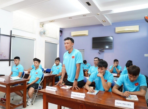 Nhiều tuyển thủ Việt Nam tham gia học bằng HLV futsal