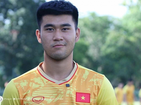 Cầu thủ U23 Việt Nam bất tỉnh sau pha va chạm mạnh trên sân