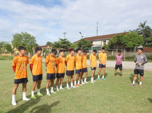 'Ngựa ô' V-League đôn 9 cầu thủ trẻ lên tập luyện