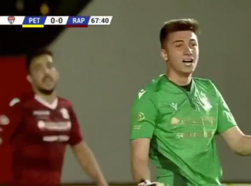 Video: Thủ môn bị đuổi khỏi sân sau 2 lần cản phá penalty thành công