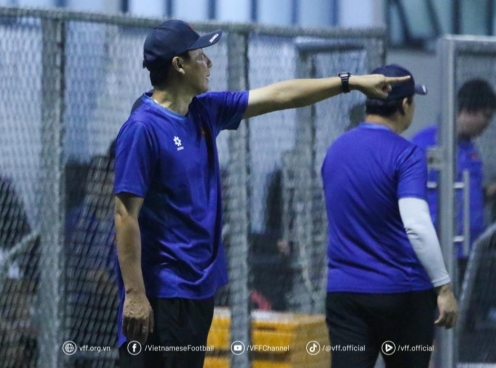 HLV Kim Sang Sik có hành động với các đối thủ của U23 Việt Nam