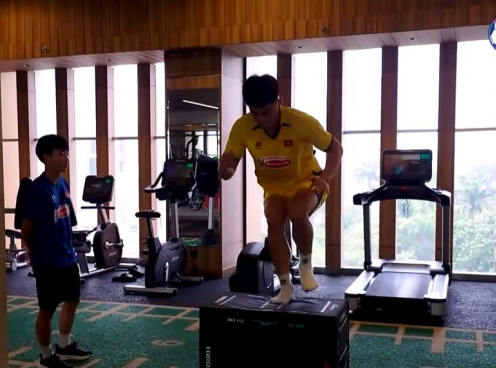 'Đột nhập' phòng gym U23 Việt Nam, Viktor Lê cùng đồng đội rèn thể lực hết công suất