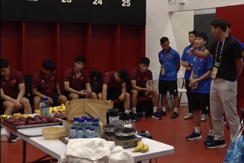 Video: HLV Kim Sang Sik lên dây cót tinh thần cho U23 Việt Nam trước bán kết
