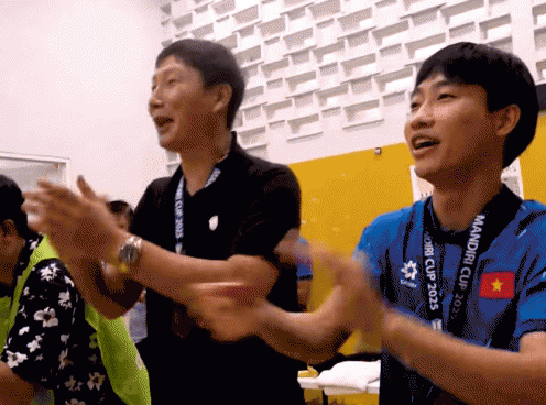 Video: HLV Kim Sang Sik ca vang 'Như có Bác Hồ trong ngày vui đại thắng' cùng U23 VN