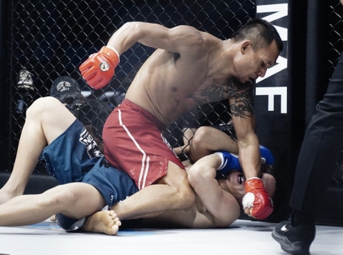 Trần Quang Lộc tạo địa chấn, hạ knock-out Lý Tiểu Long ngay hiệp 1