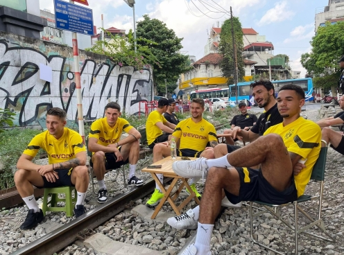 VIDEO: Mats Hummels và dàn sao Dortmund uống cafe vỉa hè ở Việt Nam
