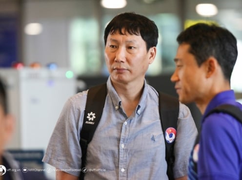HLV Kim Sang Sik bất ngờ rời Việt Nam