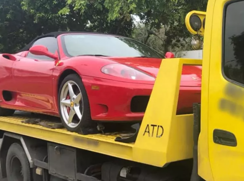 Từng lỡ hẹn với 'Qua' Vũ, siêu xe Ferrari 360 Spider bị bắt gặp trên đường vận chuyển