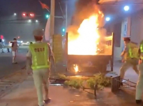 Bị xử phạt vì vi phạm nồng độ cồn, đối tượng manh động châm lửa đốt xe máy trên ô tô cảnh sát tại Đồng Nai
