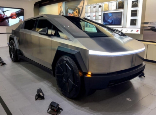Bán tải điện Tesla Cybertruck liên tục mắc lỗi, chủ nhân ‘bắt đền’ hãng một chiếc xe mới