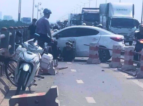 Tai nạn tái diễn trên cầu Thanh Trì: Ô tô nổ lốp đâm dải phân cách, tài xế may mắn thoát hiểm