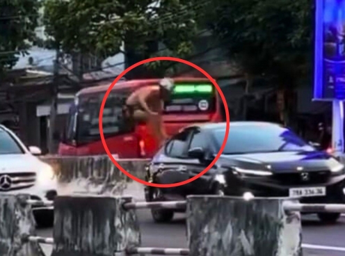 Nha Trang: Người đàn ông nước ngoài chặn ô tô, đập phá gây ùn tắc giao thông