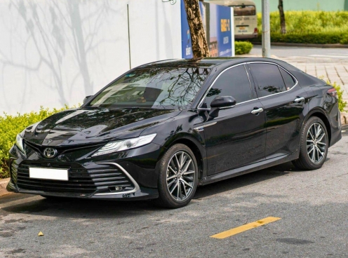 Toyota Camry lăn bánh 2 năm trượt giá khó tin trên sàn xe cũ