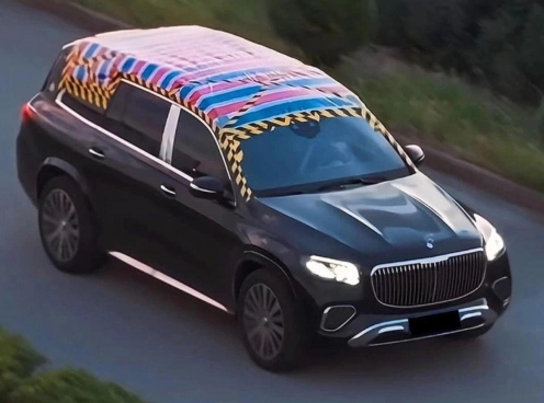 Trend lạ tại Trung Quốc: Chủ xe sang Maybach dán bạt lên nóc xe