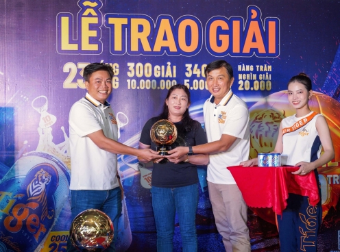 Khách hàng may mắn đầu tiên đón bóng vàng 100 triệu từ Tiger Beer