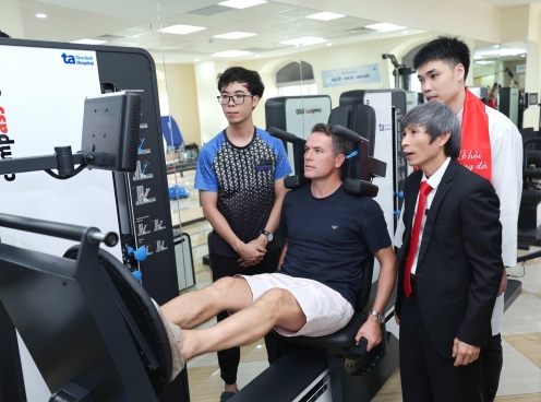 Huyền thoại Manchester Reds trải nghiệm công nghệ Y học thể thao đỉnh cao tại Việt Nam