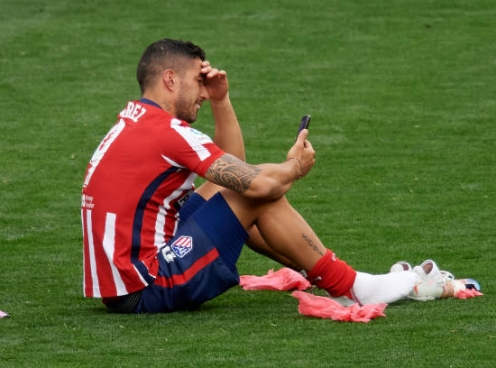 Suarez khóc nức nở, không quên ‘kể tội’ Barca