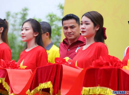 1001 sắc thái của HLV Kiatisak trong ngày trò cưng làm ông chủ