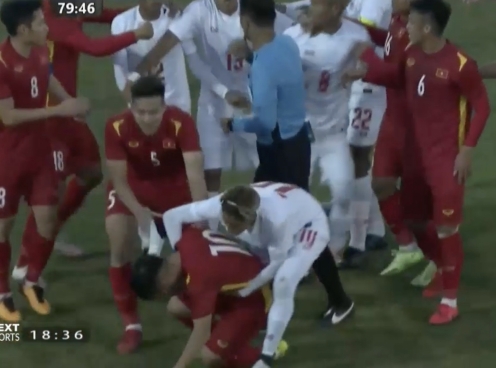 VIDEO: Đánh thẳng mặt tuyển thủ Việt Nam, đối thủ Đông Nam Á nhận cái kết đắng