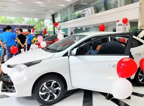 Giá ô tô đồng loạt giảm mạnh nhưng người dùng Việt vẫn không vội mua xe