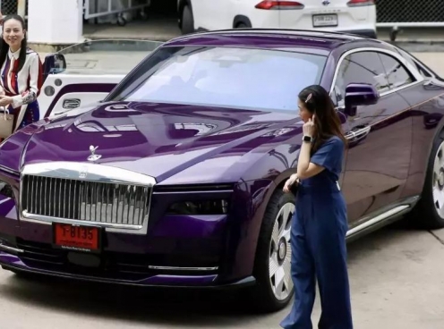 Nữ tỷ phú Madam Pang tậu xe điện Rolls-Royce Spectre màu tím có giá quy đổi hơn 20 tỷ đồng