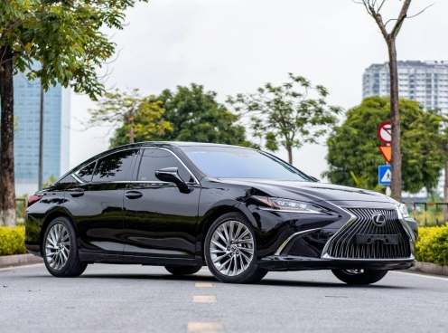 Sau 5 năm lăn bánh, Lexus ES 250 2019 được chủ nhân bán lại với giá khó tin