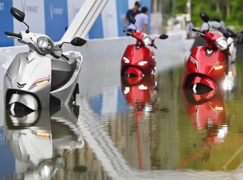Điểm qua 4 hiểu lầm về xe máy điện khi di chuyển qua đường ngập nước