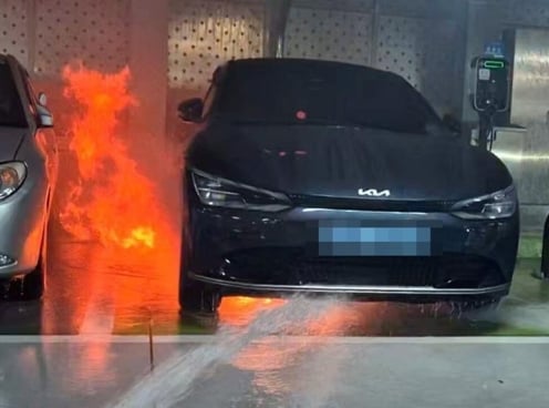 Xe điện Kia EV6 bốc cháy khi đang cắm sạc trong bãi