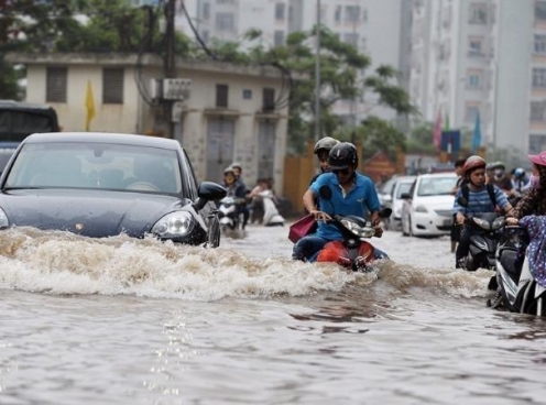 Cần làm gì khi xe máy đột ngột chết máy do đi qua vùng ngập nước?