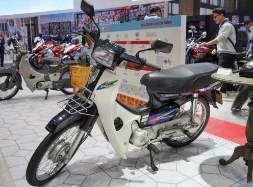 Ngắm nhìn chiếc Honda Super Dream đời 1997 mới chạy 14 km tại Việt Nam