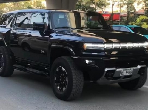 Bắt gặp SUV 'khủng long' GMC Hummer EV lăn bánh trên đường phố Việt