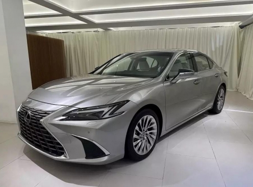 Sedan hạng sang Lexus ES 2025 ra mắt, giá quy đổi từ hơn 1 tỷ đồng