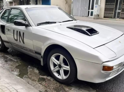 Chiếc Porsche 944 đời cổ của ông Đặng Lê Nguyên Vũ lần đầu xuống phố