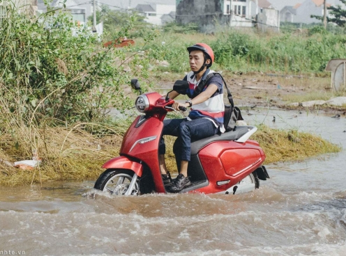 Xe máy điện có thực sự 'an toàn' khi mùa mưa đến?