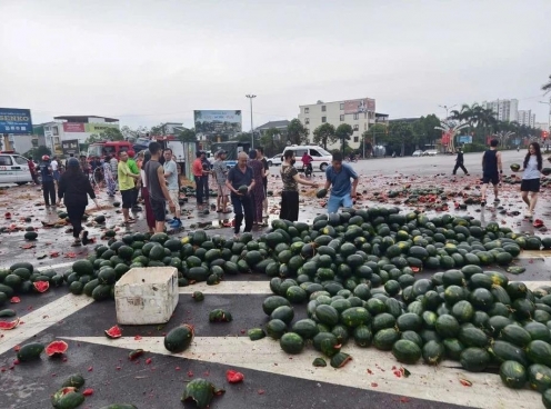Vụ tai nạn xe tải chở dưa hấu: Người dân chung tay cứu hàng, tài xế không qua khỏi