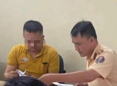 Nghệ An: Tài xế xe buýt bị xử phạt vì cố tình mở cửa đập vào người đi xe máy
