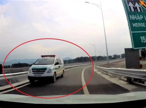 Xe cứu thương không bật còi ưu tiên, chạy ngược chiều tại lối vào cao tốc