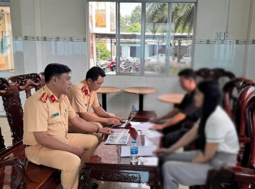 Vụ người phụ nữ đi xe máy đuổi theo đập vỡ kính ô tô giữa phố: Hé lộ nguyên nhân phía sau