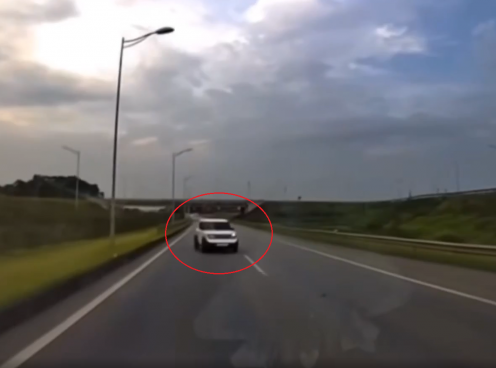 Nữ tài xế lái ô tô điện chạy ngược chiều trên cao tốc gây phẫn nộ