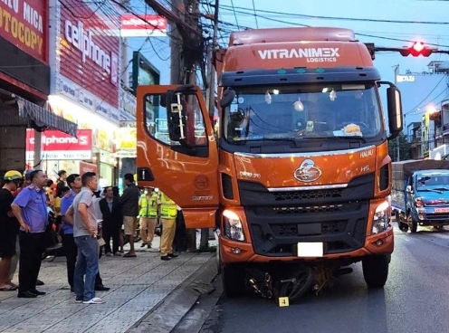 Vụ xe tải tự trôi cán tử vong người dừng đèn đỏ: Ai phải chịu trách nhiệm?
