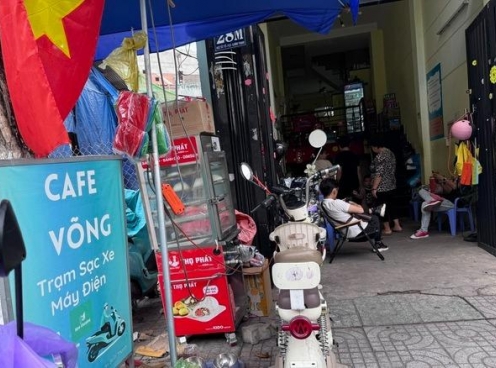 Thành phố Hồ Chí Minh: Nhiều quán ăn, quán cà phê trở thành điểm sạc xe máy điện
