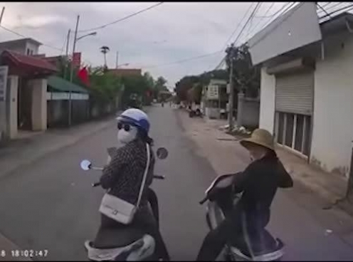 Hai người phụ nữ 'hồn nhiên' dừng xe máy giữa đường, tài xế ô tô bấm còi nhắc nhở liền bị chửi bới